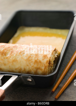 Dashi omelette roulée dans une poêle carrée Banque D'Images
