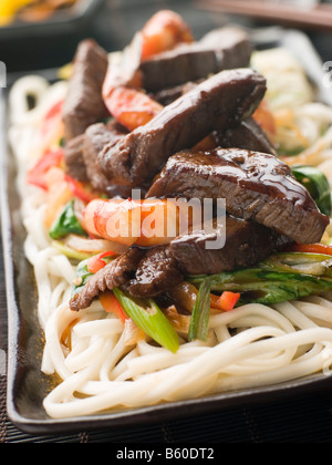 Filet de boeuf teriyaki et crevettes géantes avec les nouilles Udon Banque D'Images