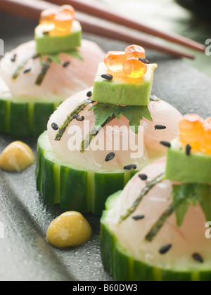 Sashimi de bar avec avocat et oeufs de saumon Banque D'Images