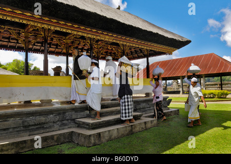 Portant des offrandes à Pura Ulun Danu Temple sur le lac Bratan, Bali, Indonésie Banque D'Images