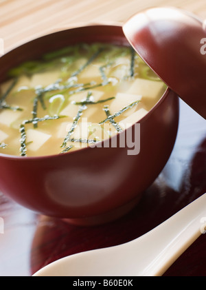 Wok de porc frit et le gingembre chou sur le riz Banque D'Images