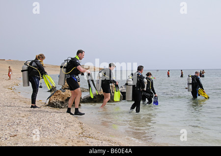 Jeep safari en Egypte, scuba diver aller dans l'eau Banque D'Images