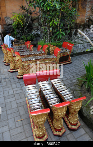 Le Gamelan ensemble musical instruments étant rétabli à Puri Saren Palace, Ubud, Bali, Indonésie Banque D'Images