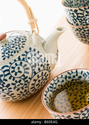 Tasse de thé vert japonais avec Théière et tasses Banque D'Images