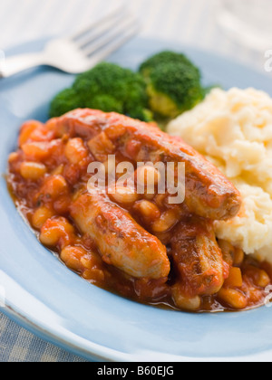 Cassolette de haricots et saucisses avec purée de pommes de terre et brocoli Banque D'Images