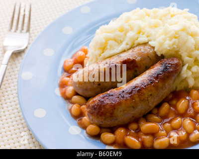 Les saucisses et les Haricots au four avec purée Banque D'Images