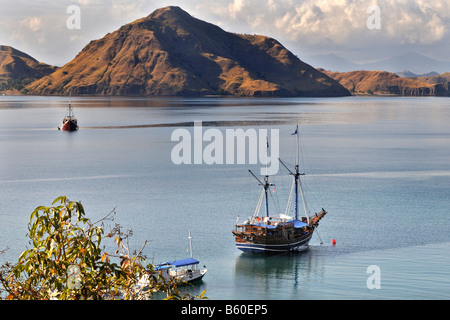 Les navires en face de l'une des nombreuses îles, le Parc National de Komodo, Site du patrimoine mondial, Komodo, Indonésie, Asie Banque D'Images