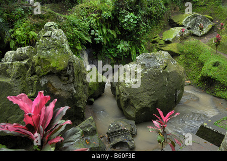 Rock avec semi-reliefs sur un chemin menant à la Grotte des éléphants de Goa Gajah, Ubud, Bali, Indonésie, Asie du sud-est Banque D'Images