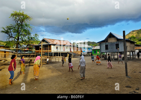 L'équipe féminine de volley-ball dans un village d'immigrants philippins, le Parc National de Komodo, World-Heritage-Site, Komodo, Indonésie Banque D'Images