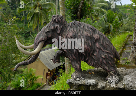 Statue de mammouth dans l'escalier menant à la King's Tombs, Gunung Kawi, près de Ubud, Bali, Indonésie, Asie du sud-est Banque D'Images