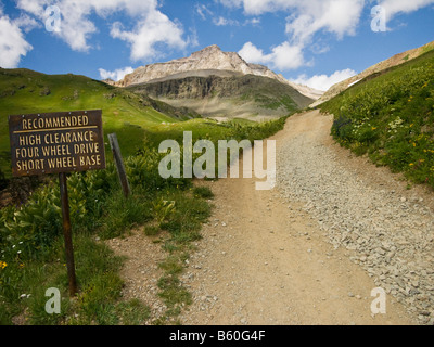 Grand dégagement recommandé quatre roues motrices signe à empattement court, Yankee Boy Bassin. Montagnes de San Juan près de Ouray, Colorado. Banque D'Images