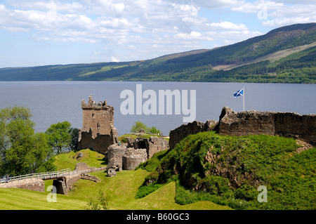 Le Château d'Urquhart, célèbre château ruines sur le Loch Ness, Ecosse, Grande-Bretagne, Europe Banque D'Images