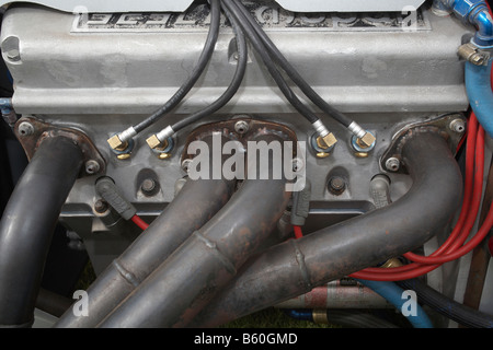 Les buses d'injection de carburant et des ports d'échappement sur le côté d'un moteur utilisée pour speedway racing Banque D'Images
