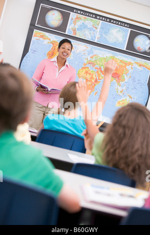Les élèves en classe de géographie le bénévolat pour enseignant (selective focus) Banque D'Images