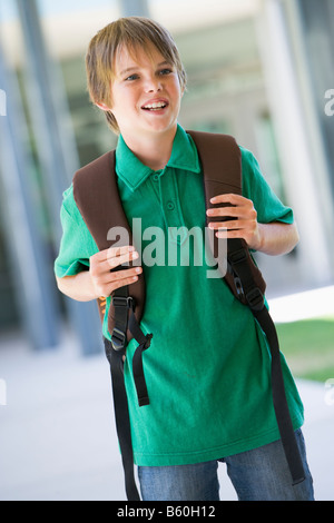 Student standing en dehors de l'école smiling (selective focus) Banque D'Images