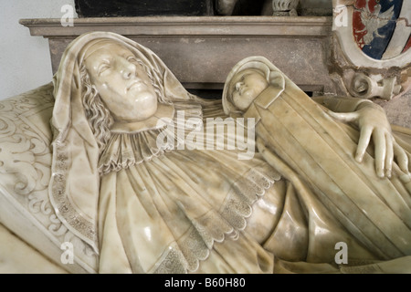 Mémoire par Nicolas Pierre dans l'église St Andrews Bramfield, Suffolk à Elizabeth Coke qui meurt en couches en 1627 Banque D'Images