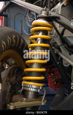 Au cours de l'antenne ressort-amortisseur de suspension jusqu'à l'avant d'une voiture de course Banque D'Images