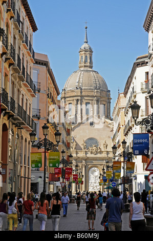 La rue commerçante d'Alfonso, Basilica de Nuestra Senora del Pilar, de la Basilique de Notre-Dame du Pilier, Saragosse, Saragosse, Aragon Banque D'Images