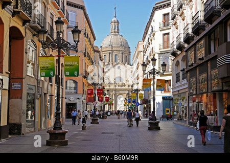 La rue commerçante d'Alfonso, Basilica de Nuestra Senora del Pilar, de la Basilique de Notre-Dame du Pilier, Saragosse, Saragosse, Aragon Banque D'Images