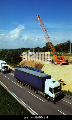 Le trafic en direction de travaux de mise à niveau intermédiaire sur l'A1 autoroute M1 près de Leeds Yorkshire UK Banque D'Images