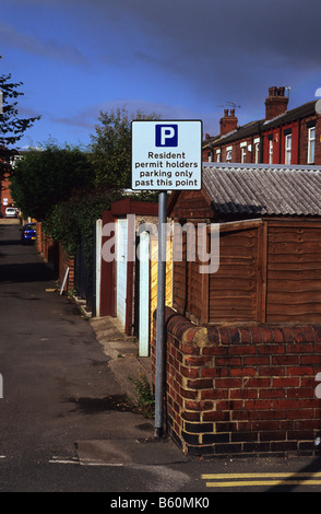 Panneau d'avertissement de parking au bord de la route pour les détenteurs de permis de résidents maison Leeds Yorkshire UK Banque D'Images