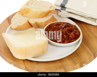 Ossau Iraty fromage avec du pain et de la relish tomate Banque D'Images