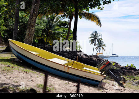 Un PETIT BATEAU DE PÊCHE DANS LES COULEURS DE LA ST LUCIAN DRAPEAU PAR FORBIDDEN BEACH AU JALOUSIE PLANTATION RESORT ST LUCIA Banque D'Images