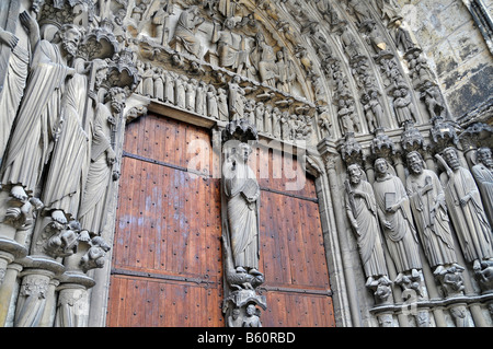 Statues de saints, portail, Sainte Croix, la cathédrale de Chartres, Centre, France, Europe Banque D'Images