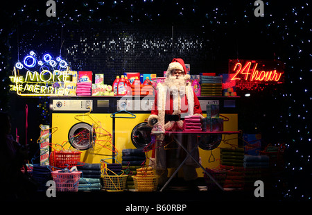 La figure du Père Noël dans l'affichage de la fenêtre de Selfridges London Banque D'Images