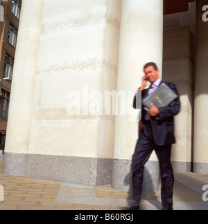 Un homme sur son téléphone portable en laissant le London Stock Exchange building à Paternoster Square VILLE DE LONDON UK Octobre 2008 KATHY DEWITT Banque D'Images