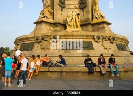 Les gens à Plaça Portal de la Pau au pied du Mirador de Colon statue dans le centre de Barcelone Espagne Europe Banque D'Images