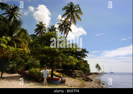 A ST LUCIAN À L'ombre de l'homme INTERDIT À LA PLAGE PAR JALOUSIE PLANTATION RESORT ST LUCIA Banque D'Images