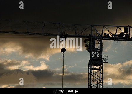 Le centre-ville de Birmingham les grues de construction contre un ciel bleu et nuages Banque D'Images