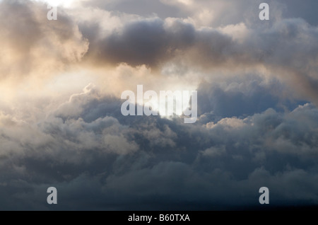 La formation de nuages sombre tempête avec lumière du soleil briser après la pluie Banque D'Images