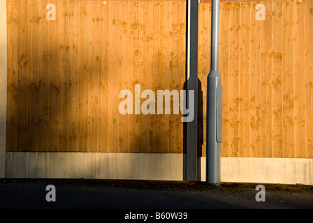 Lampe de rue à côté d'une clôture en bois Banque D'Images