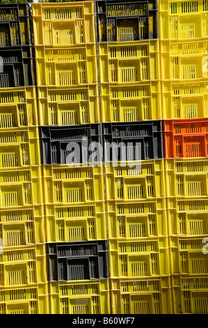 Caisses en plastique empilées avec produire au cours du marché à Carcassonne Banque D'Images