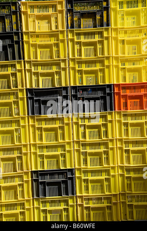 Caisses en plastique empilées avec produire au cours du marché à Carcassonne Banque D'Images