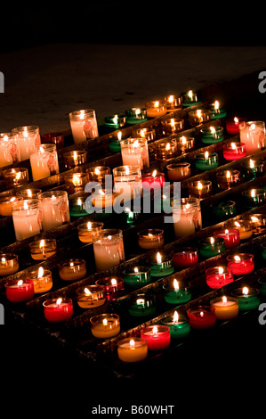 Images de bougies dans les églises où une prière est faite et une bougie allumée pour penser à des êtres chers et d'autres à Noël Banque D'Images