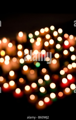 Images de bougies dans les églises où une prière est faite et une bougie allumée pour penser à des êtres chers et d'autres à Noël Banque D'Images