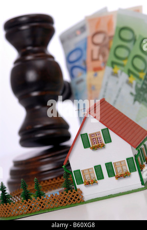 Judge's gavel, miniature house et des notes, l'image symbolique d'une vente aux enchères par ordre de la cour Banque D'Images