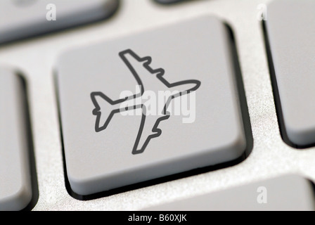 Clavier de l'ordinateur avec un avion symbole, image symbolique pour les réservations de voyages par internet Banque D'Images