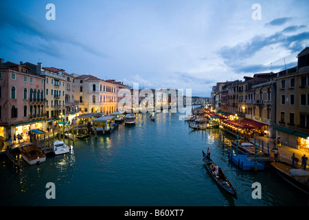 Rialto, du Pont du Rialto sur le Grand Canal au crépuscule, Venise, Vénétie, Italie, Europe Banque D'Images