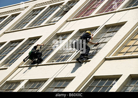 Custard Factory window cleaner à Birmingham Nettoyage de l'extérieur windows Banque D'Images