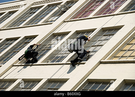 Custard Factory window cleaner à Birmingham Nettoyage de l'extérieur windows Banque D'Images