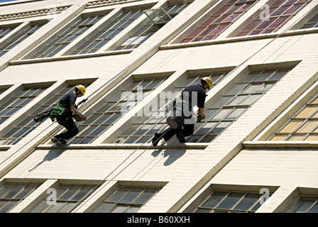 Custard Factory window cleaner à Birmingham Nettoyage de l'extérieur windows Banque D'Images