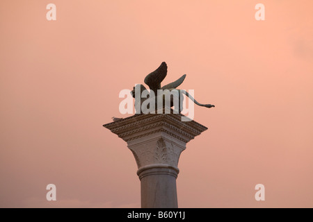 La lion, statue dans le coucher du soleil s'allument, Piazzetta dei Leoncini, Piazza San Marco, Venice, Veneto, Italie Banque D'Images