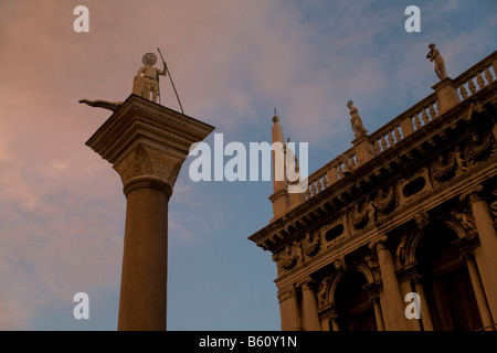 La lion, statue dans le coucher du soleil s'allument, Piazzetta dei Leoncini, Piazza San Marco, Venice, Veneto, Italie Banque D'Images