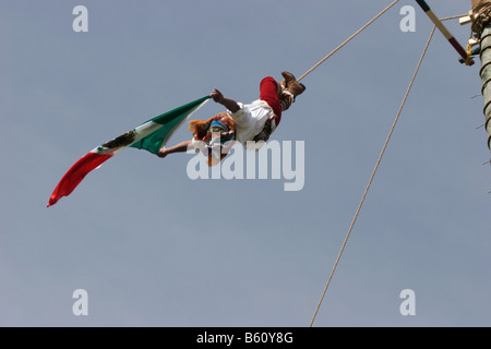 L'un des Tezcatlipoca Voladores de Tajín, Veracruz, Mexique l'exécution de l'homme volant "maya" de Sundance Banque D'Images