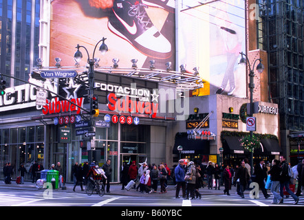 New York, 7e Avenue, Shoppers on un samedi après-midi, NEW YORK USA Banque D'Images