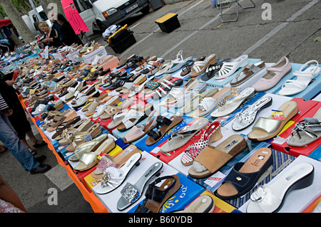 La rue du marché hebdomadaire à Carcassonne France avec une rangée de womens shoes for sale Banque D'Images